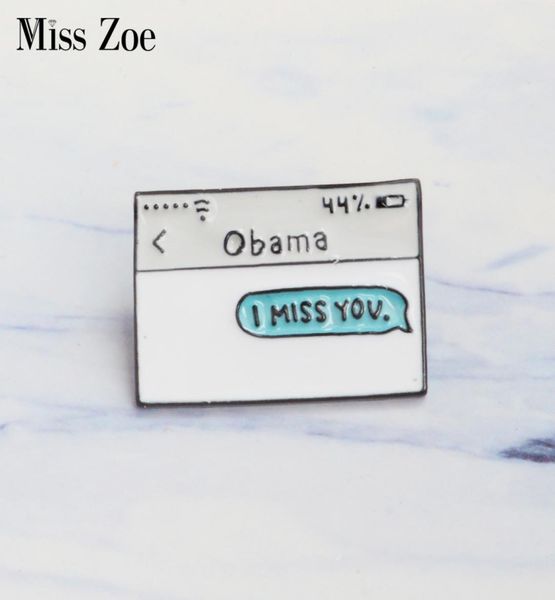 

miss zoe obama tekst bericht emaille pins ik mis je broches gift voor vrienden grappige pin badge knop revers voor kleding cap zak3051879, Gray