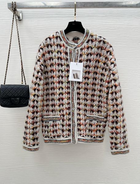 

the 2023 autumn/winter novice workshop series knitted cardigan has a very soft and lightweight upper body texture, full of details, Black;brown