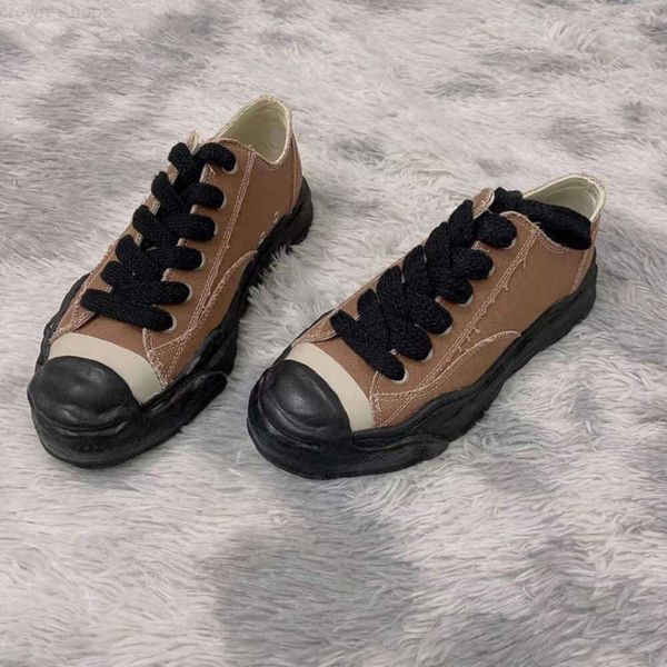 

maison mihara yasuhiro mmy shoes with a white sole and a smile on the opening. thick soles increase the height of casual men's and wome