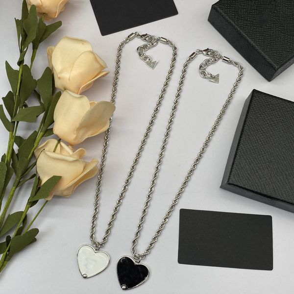 

New Letter Triangle Diamond Embedding Fashion Temperament Necklace Necklace Designer Jewelry