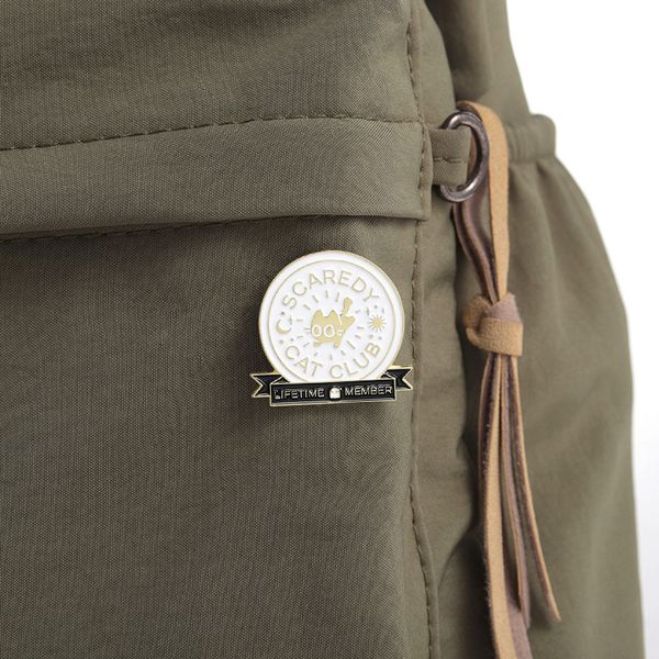 

Metal Round Shape Cat Brooches Cute White Kitty English Letters Lapel Pins Women Backpack Hat Cowboy Clothes Jewelry Button Badge Accessories