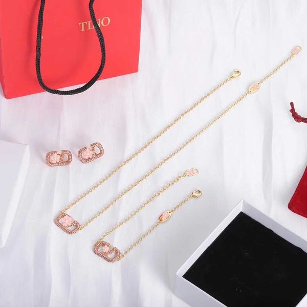 

Designer necklace set Letter v Luxury Top Valentinolies jewelry Brass Material English Letter Inlaid Full Diamond Pink Exquisite Premium Set Chain accessories, Bracelet
