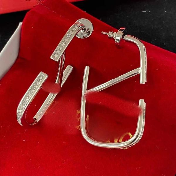 

Designer earrings letter V Luxury jewelry Valentinolies female New minimalist silver temperament fashionable brass material textured earrings jewelry design
