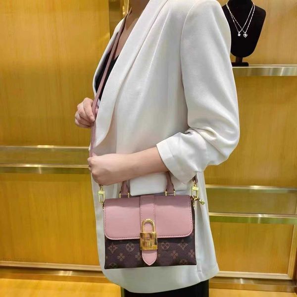 

european and american fashion ladies hand bill of lading shoulder messenger bag old flower leather luxury case