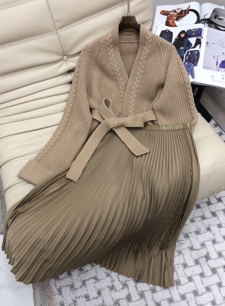 

autumn/winter 22 new thickened knitted cardigan coat with high waist organ pleated skirt set, White