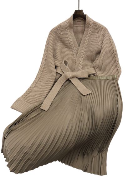 

autumn/winter 22 new thickened knitted cardigan coat with high waist organ pleated skirt set, White