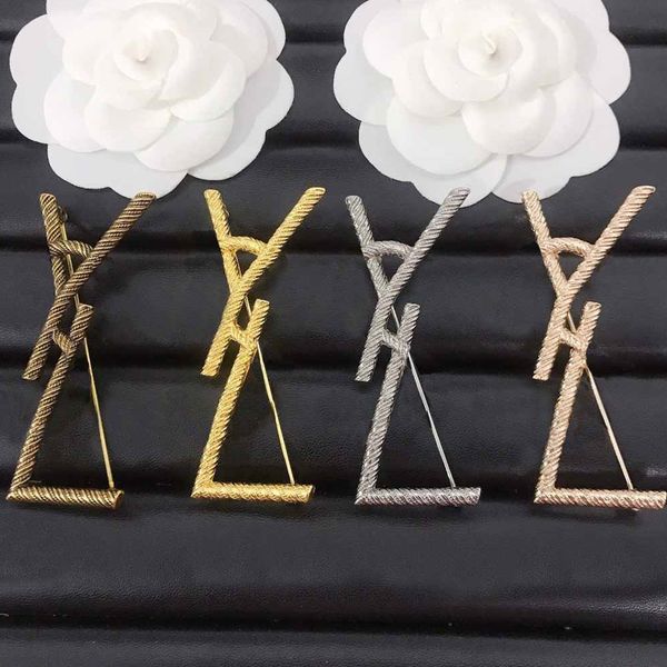 

Classic Luxury Designer Jewelry Mens Womens Pin Brooch Gold Letters Vintage Brand Brooch Suit Party Dress Ornaments Design Top-Quality