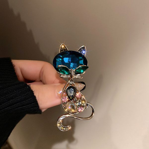 

pins brooches korean cat pendant for women gold color alloy animal fashion crystal corsage everyday accessories 230104, Gray
