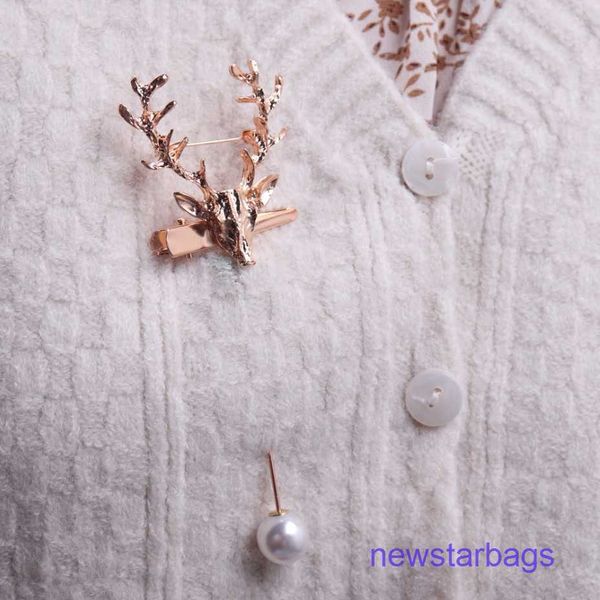 

factory outlet wholesale brooches korean men's small suit inserted jewelry word pin, Gray