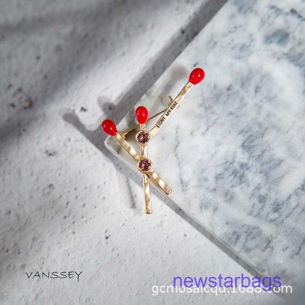 

factory outlet wholesale brooches fancy match lettering austrian diamond hand-painted brooch female accessories, Gray