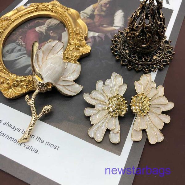

factory outlet wholesale brooches direct broadcast of western middle ancient white flower earrings 3d pin silver needle, Gray