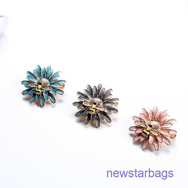 

factory outlet wholesale brooches popular enamel glaze bee daisy flower coat silk scarf button beautiful pin, Gray