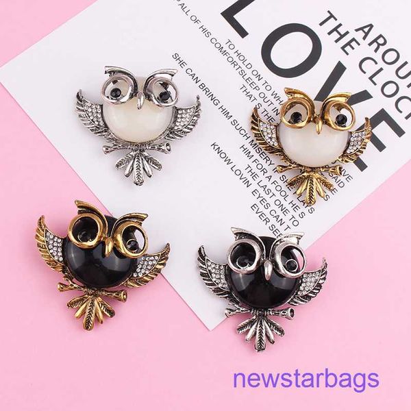 

factory outlet wholesale brooches fashion personality alloy studded owl animal brooch popular for men and women, Gray