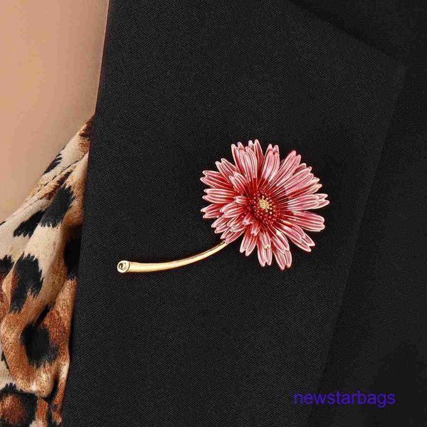 

factory outlet wholesale brooches new style three-dimensional small daisy flower two-color brooch temperament women's clothing accessor, Gray