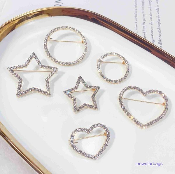 

factory outlet wholesale brooches new alloy brooch with simple diamond inlaid love round five pointed star anti light brooch, Gray