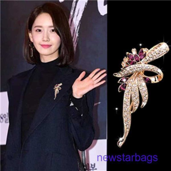 

factory outlet wholesale brooches straight alloy rhinestone brooch women's activity clothing accessories temperament, Gray