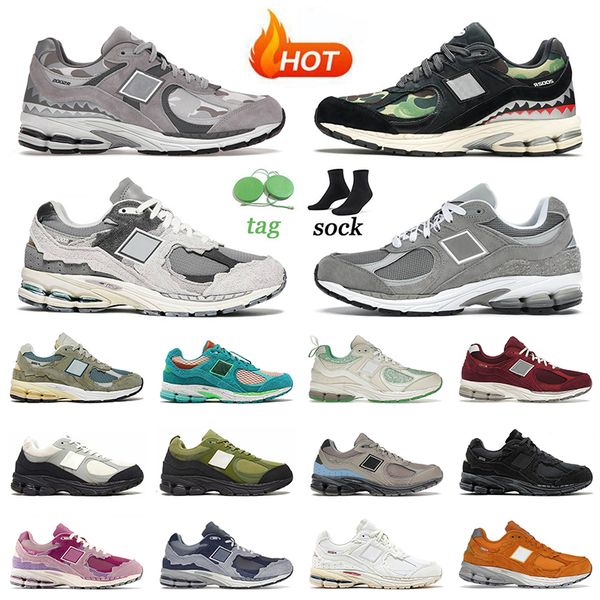 

running shoes designer 2002r bb2002r 2002 r sneakers grey camo black protection pack rain cloud invincible x hoolywood peace be the journey, White;red