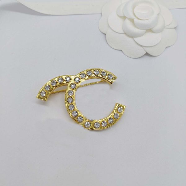 

2023 luxury quality charm brooch with diamond in 18k gold plated have box stamp simple design ps7499a, Golden
