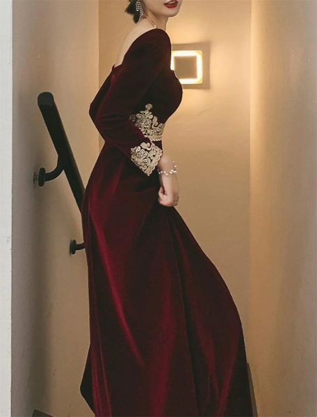 

a-line evening dresses elegant vintage guest formal scoop neck long sleeve floor length velvet with appliqued prom gowns, Black;red