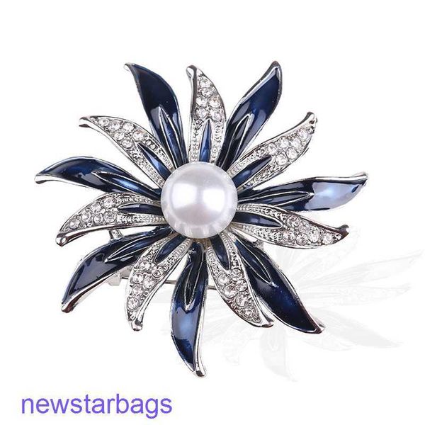 

manufacturer gift wholesale korean jewelry better selling sunflower pearl brooch high-grade diamond inlaid pin suit coat accessories, Gray