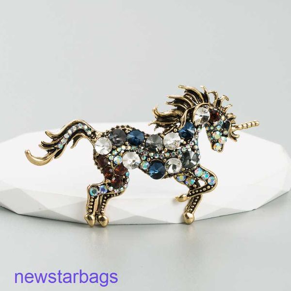 

manufacturer gift wholesale fashion ins style brooch alloy diamond galloping horse personalized popular accessories, Gray