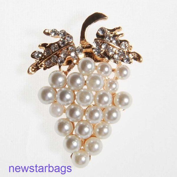 

manufacturer gift wholesale fashion 5cm diamond inlaid crystal brooch, Gray