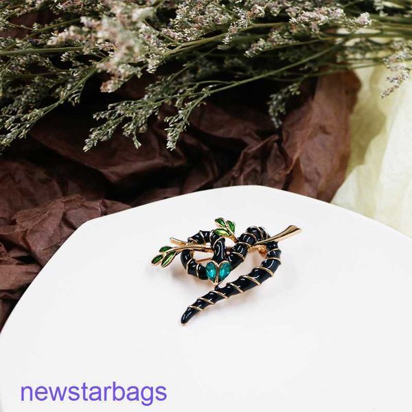 

manufacturer gift wholesale new enamel drop-oil snake-shaped brooch personalized creative animal corsage straight jewelry, Gray