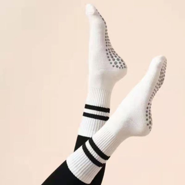 

2022 alo women yoga socks women's indoor fitness dance non slip silicone sole middle tube yoga socks-18, Black