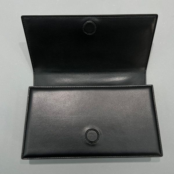 

high-quality shoulder bag made of materials, fashionable and high-end business