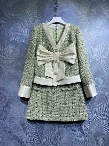 

fall 2022 new high fashion v-neck long-sleeved jacket with skirt suit, White