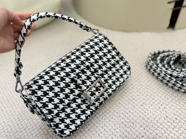 

2023 new one shoulder bag fashion handbag clamshell design luxury underarm bag brand retro crossbody bag canvas purse designer bag