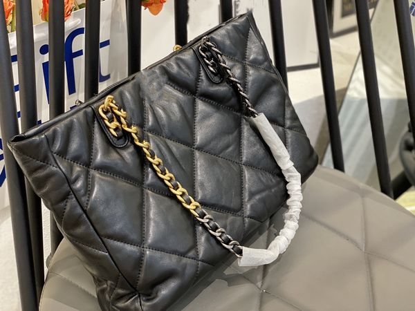 

designer tote bag fashion chain bag classic ringer pattern crossbody bag luxury handbag one shoulder bag large capacity shopping bag metal b