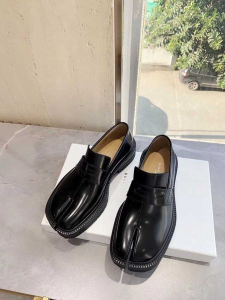 

dress shoes spring 2023 split-toe shoes small design pig's hoof horseshoe smooth leather shoes square toe, Black