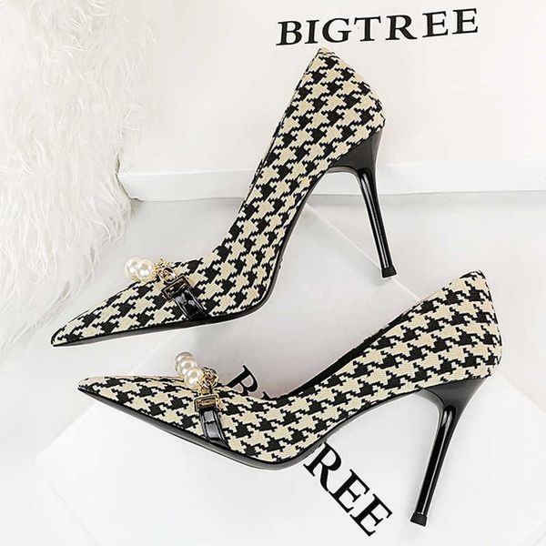

dress shoes shoes 2023 checked grain women pumps quality high heels pearl chain design women heels stilettos luxury banquet shoes 220117, Black