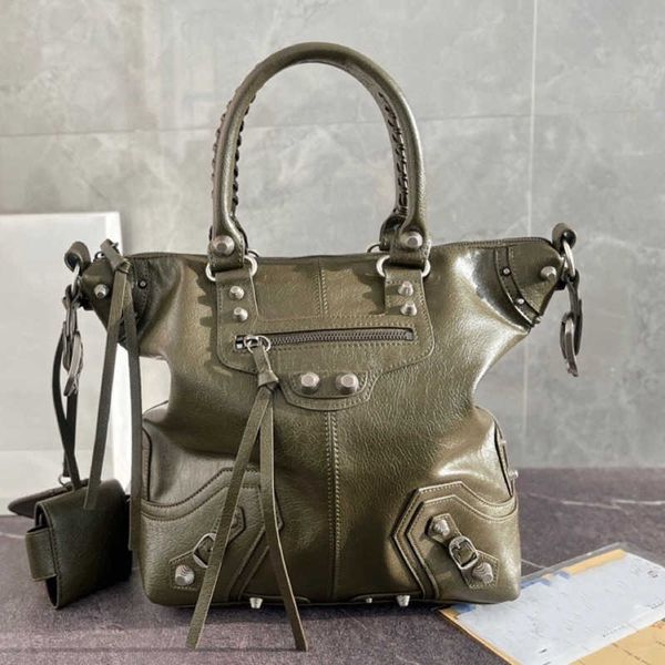 

evening bags 2023 colours trend early spring new oil wax locomotive underarm shopping briefcase handheld rivet single shoulder crossbody wom