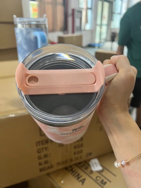 

pink stanley with logo quencher tumblers cups handle insulated car mugs frosted lids straws stainless steel coffee termos 5788