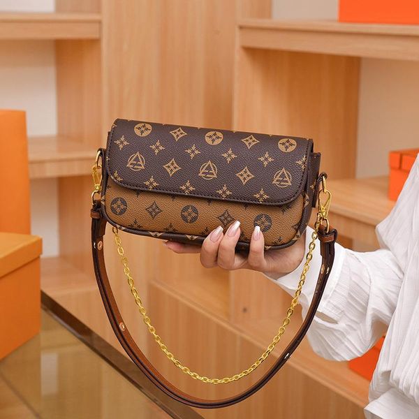 

factory wholesale ladies' shoulder bags 2 colors minority design printing handbag classic old fashion chain bag wear-resistant leather, Black;red