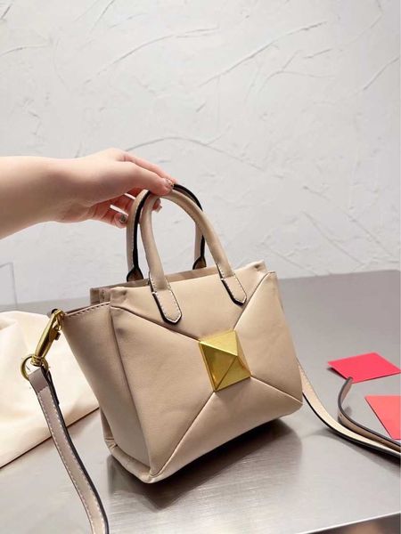 

designer tote one 2023 lady bags designer bag leather lady bags handheld for new temperament button cabbage basket wat