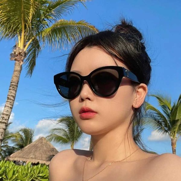 

2023 luxury designer sunglasses new love heart shaped butterfly cat's eye sunglasses women's uv sunshade 5477, White;black