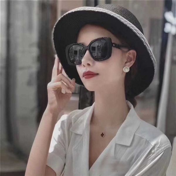 

2023 new luxury designer new personalized letter with legs ins xin lei li nian's same plate sunglasses ch5422b, White;black