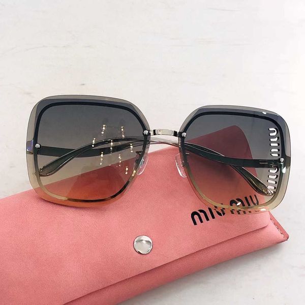 

new miu home with high-quality hollow out design american square trend radiation resistant and sunscreen sunglasses, White;black