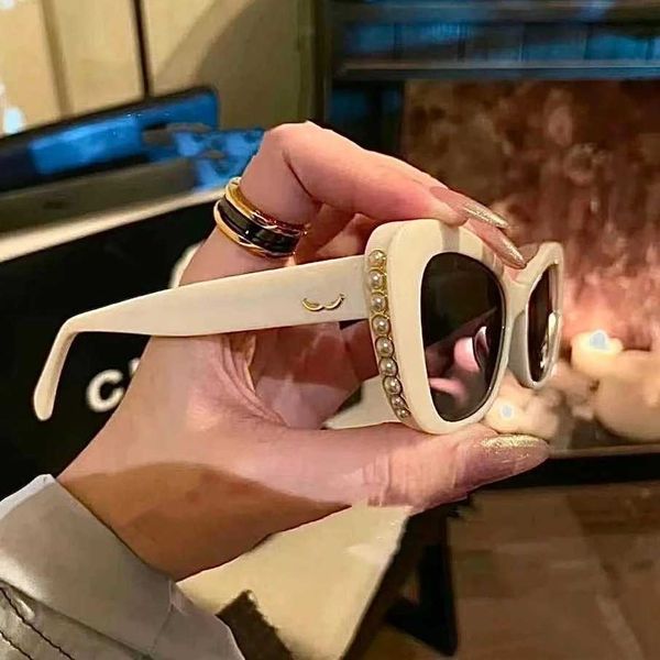 

2023 luxury designer sunglasses 23 spring/summer new cat's eye pearl for women 5481 popular on the net same style small fragrance premi, White;black