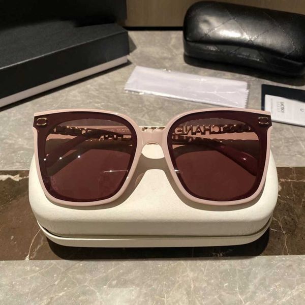 

luxury designer sunglasses 2023 new large box small fragrance same style pink chain letter legs uv resistant sunglasses, White;black
