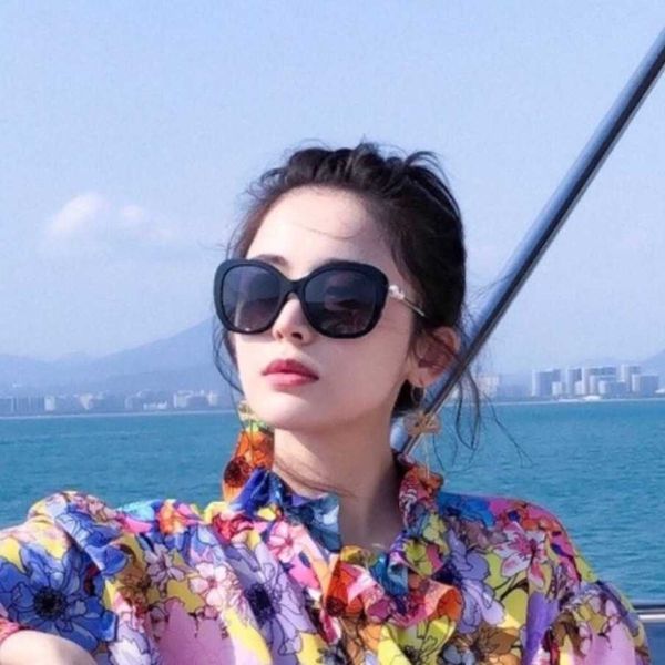 

new luxury designer sunglasses 2023 chaoxiaoxiangfeng guan xiaotong polarization glasses same pearl legs glnezer bextiyar sunglasses uv prot, White;black