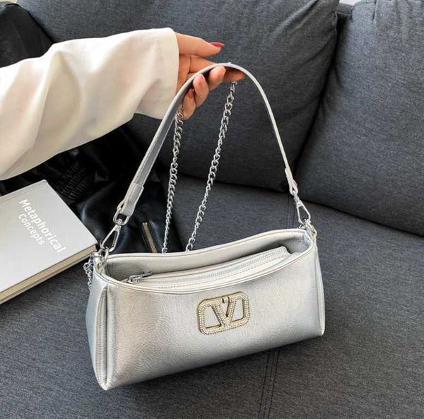 

leisure velatninio designer bags texture for ladieswomens bag 2023 simple new fashionable and fashionable advanced rhinestone chain tidal on