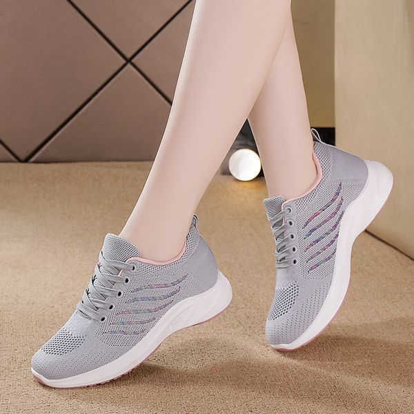 

outdoor running shoes black white grey pink green soft flat lifestyle shock absorption 2023 designer fashion house famous soft trainer women