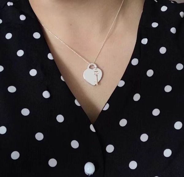 

2023 lovely cute pendant necklaces long silver thin stainless steel chain heart key design women necklace with dust bag and box