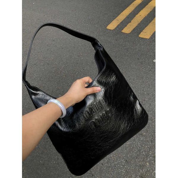 

designer bags miui tote women's leisure large capacity bag shoulder portable underarm commuter bag b8w0