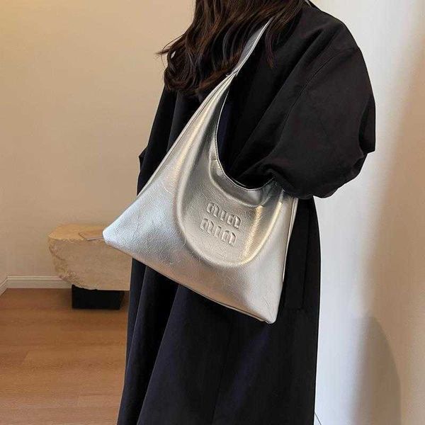 

designer bags miui tote large capacity bag women's rice pure fashion shoulder bag simple bucket commuting bag jbb2