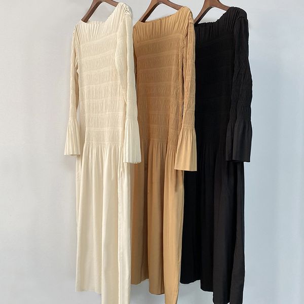 

new t-oteme off shoulder boat neck pleated thread flare sleeve pleated mid length dress, Black;gray